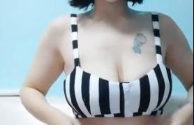 白丝短发巨乳少妇沙发自慰秀！振动棒狂抽湿穴浪叫喷水，高潮迭起诱惑难挡！ 海报
