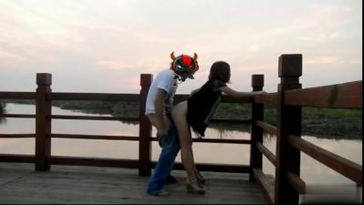 蜜月夫妻激情四射！按摩房、风景区、游泳池...随处变身爱欲战场！ 海报