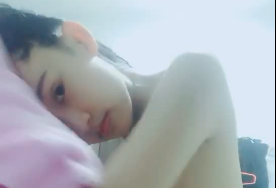 嫩妹沐浴后漏逼惊艳秀，浓密阴毛极致诱惑，千万别错过！ 海报