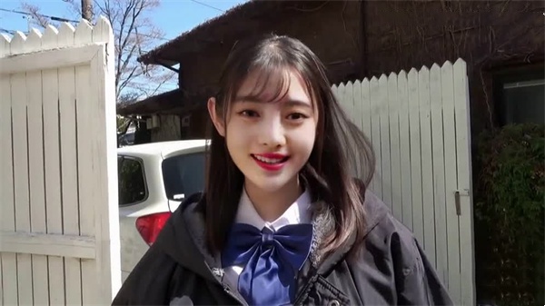 AI女友鞠婧祎一日体验 极致诱惑让你欲罢不能 海报