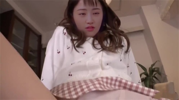 AI换脸景甜：漂亮小姨子趁姐姐熟睡后饥渴自慰，蜜穴流水高潮迭起 海报