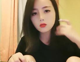 【乳汁狂喷】湿透制服妹床上玩情趣玩具 先插小穴再爆后庭 双穴开发淫水四溅 海报