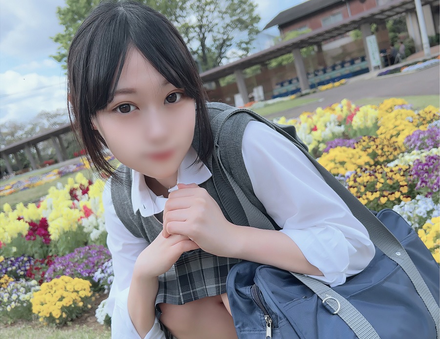 FC2-PPV-4413648 初撮影・顔出し！無垢でベイビーフェイスの未処理剛毛口・リカワ女◯◯生を白昼堂々公然猥褻！まだ汚れを知らない従順な18歳未◯年 海报