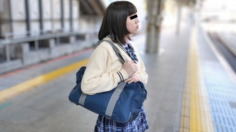制服少女山中しおり正当进食惨遭盯上！番号10musume_030125_01激录偷食现场 海报